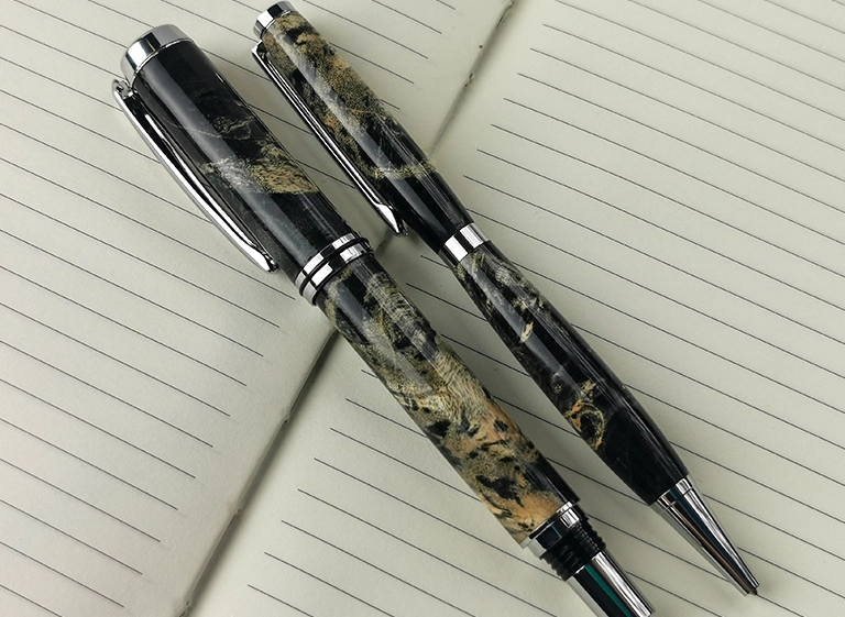 długopis i pióro ze wzorem