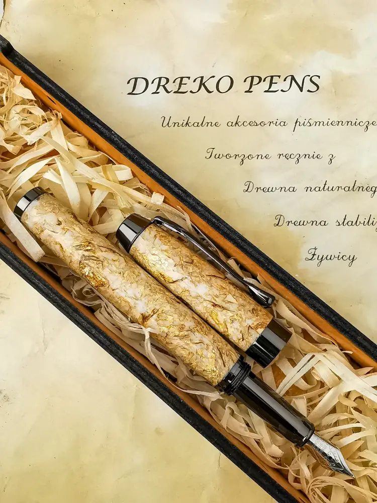 Długopis hybryda z szyszki zatopionej w żywicy 