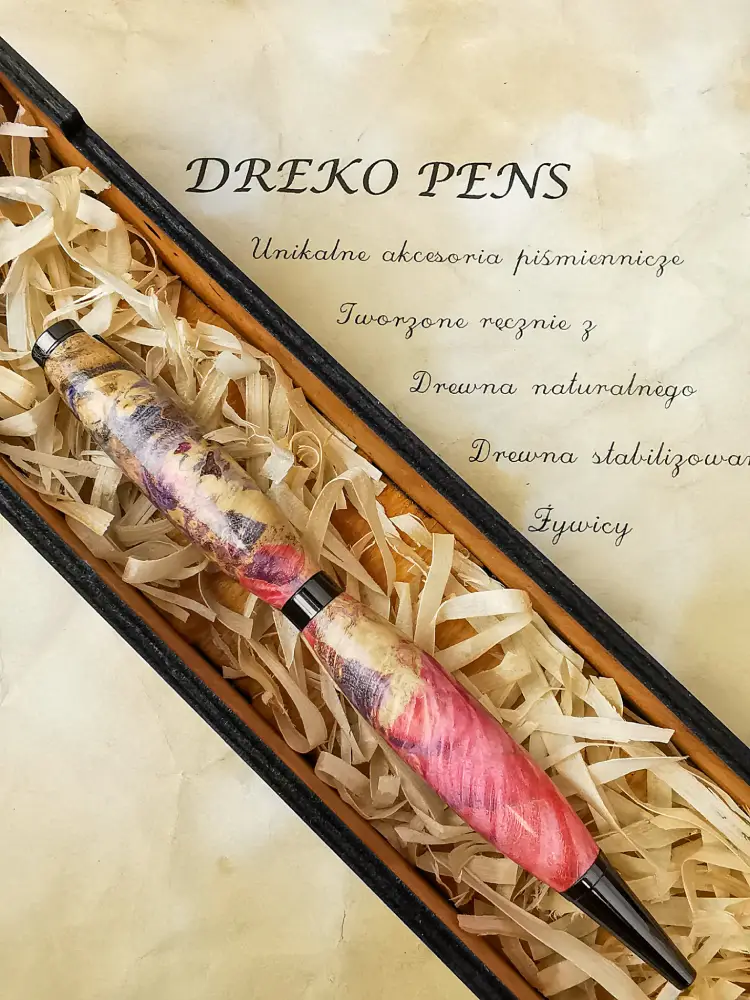 Długopis wykonany z drewna brzozy stabilizowanej barwioną żywicą 
