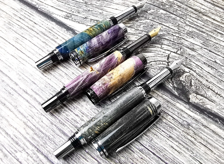 barwne długopisy z drewna