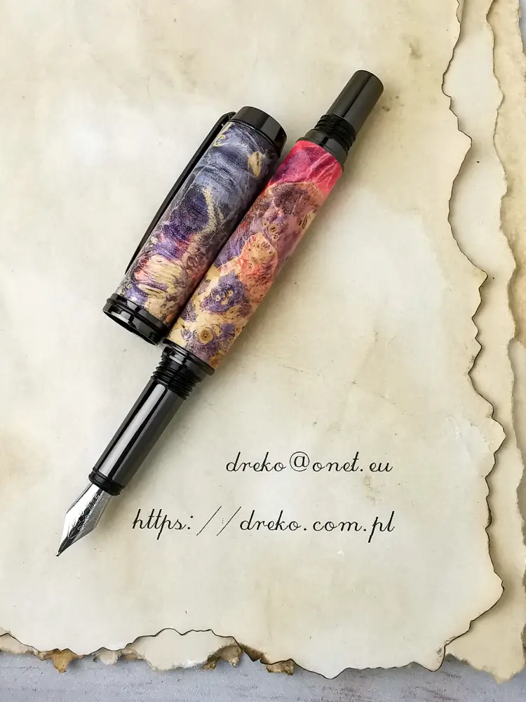 Długopis wykonany z drewna klonu stabilizowanego barwioną żywicą 2