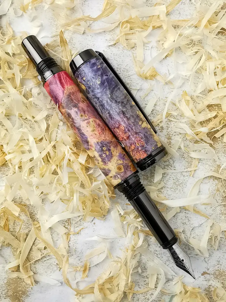 Długopis wykonany z drewna klonu stabilizowanego barwioną żywicą 3