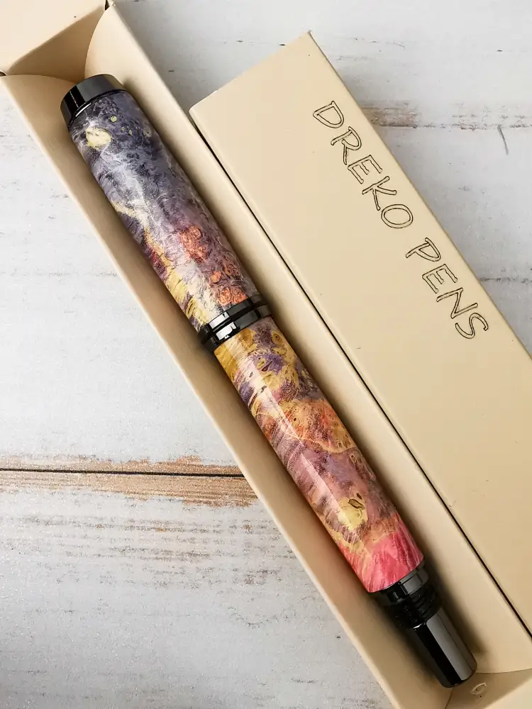 Długopis wykonany z drewna klonu stabilizowanego barwioną żywicą 4