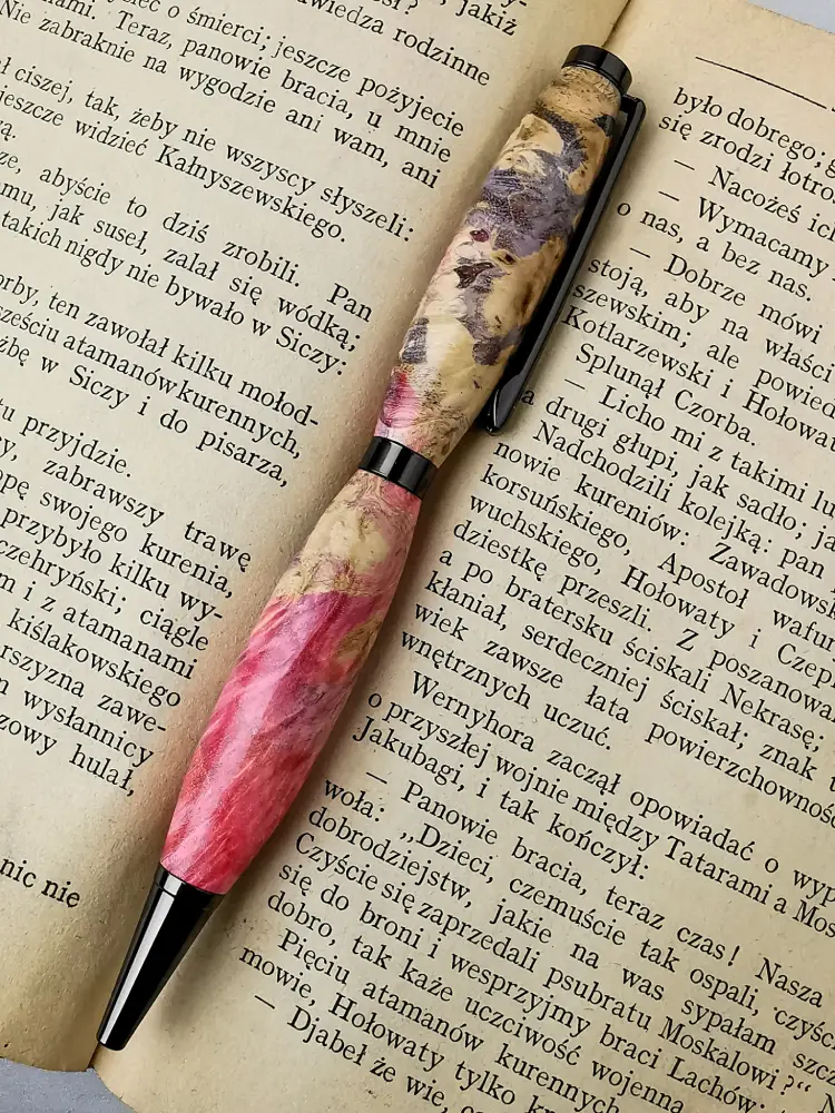 Długopis wykonany z drewna brzozy stabilizowanej barwioną żywicą 3